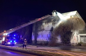 Feuerwehr Hattingen: FW-EN: Fassadenbewuchs am Hochbunker in Flammen