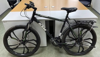 Polizeipr&auml;sidium Nordhessen: POL-KS: Eilig im Treppenhaus abgelegt: Ermittler suchen mit Foto nach Eigent&uuml;mer von mutma&szlig;lich gestohlenem Mountainbike