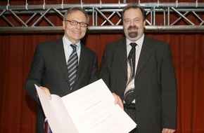 Fielmann Group AG: Christian-Albrechts-Universit&auml;t zu Kiel ernennt G&uuml;nther Fielmann zum Ehrendoktor / Heide Simonis gratuliert