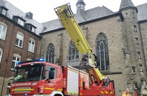 Feuerwehr Essen: FW-E: Tief "Ignatz" fegt über Essen - 70 wetterbedingte Einsätze - eine Person leicht verletzt - Wind weht Kreuz von Kirchturmspitze