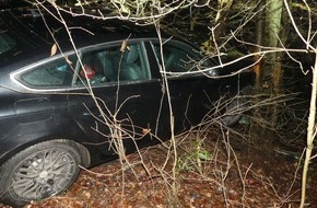 Kreispolizeibehörde Oberbergischer Kreis: POL-GM: Von der Fahrbahn abgekommen und gegen einen Baum geprallt - Fahrer flüchtig