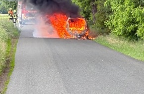 Kreisfeuerwehr Rotenburg (W&uuml;mme): FW-ROW: PKW steht in Vollbrand
