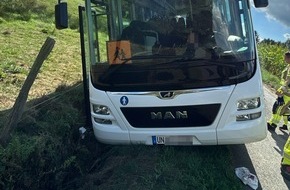 Kreispolizeibeh&ouml;rde M&auml;rkischer Kreis: POL-MK: Schulbus kippt in Stra&szlig;engraben