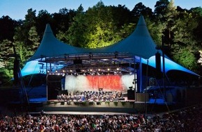 3sat: 3satFestspielsommer: "Die Berliner Philharmoniker live in der Waldbühne 2019" mit Marianne Crebassa