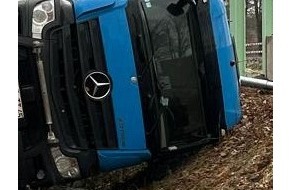 Feuerwehr Voerde: FW Voerde: Feuerwehr-Einsatz: LKW bei Arbeiten umgestürzt