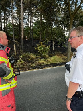 Feuerwehr Weeze: Gemeldeter Fahrzeugbrand greift auf Böschung und Wald über