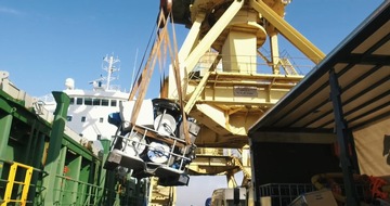 Schädlingsbekämpfung auf einem Frachtschiff: Begasung der „Morgenstond 1“ für den Export von Maschinenteilen