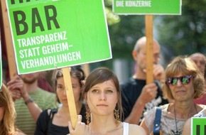 Campact e.V.: Protestaktion: EU/USA-Freihandelsabkommen als Trojanisches Pferd / Bündnis aus 21 NGOs warnt, der Umwelt- und Verbraucherschutz drohe bei Geheimverhandlungen über TTIP auf der Strecke zu bleiben (BILD)