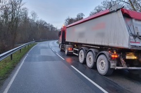 Polizei Wolfsburg: POL-WOB: Transporter überholt trotz Gegenverkehr und flüchtet nach Zusammenstoß