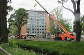 Feuerwehr Düsseldorf: FW-D: Auto in der Düssel