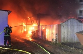 Feuerwehr Wetter (Ruhr): FW-EN: Wetter - Anbau von Gebäude in Vollbrand