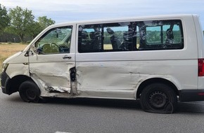 Kreisfeuerwehrverband L&uuml;chow-Dannenberg e.V.: FW L&uuml;chow-Dannenberg: +++ Schwerer Verkehrsunfall in der G&ouml;hrde +++ Drei Fahrzeuginsassen z.T. schwer verletzt +++ zwei Rettungshubschrauber im Einsatz +++ Kinder kommen mit dem Schrecken davon +++