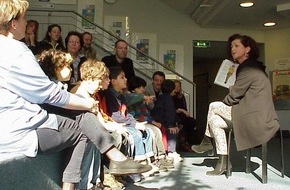 Polizei Düren: POL-DN: (Düren) Bilderbuch: Bobby, hör auf! hatte ersten Erfolg (Text mit Bild) -Präsentation in Kinderstadtbücherei für Kids und Erzieherinnen -