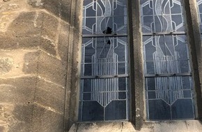 Kreispolizeibehörde Höxter: POL-HX: Kirchenfenster beschädigt - Zeugenaufruf