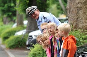 Polizei Essen: POL-E: Essen: Schulbeginn! Gemeinsam für die Sicherheit unserer Kleinen -
Das Essener Polizeipräsidium unterstützt das "Ehrenamt" bei einer wichtigen Aufgabe