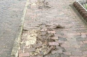 Polizeiinspektion Wilhelmshaven/Friesland: POL-WHV: Lkw beschädigt Gehweg in Wilhelmshaven - Polizei sucht Zeugen