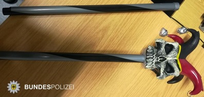 Bundespolizeidirektion Berlin: BPOLD-B: Reisende mit Halloween-Stab angegriffen