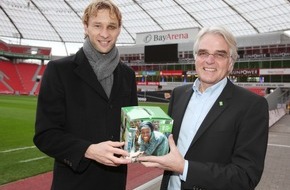 Deutsche Welthungerhilfe e.V.: Weihnachtsgrüße aus der Mannschaftskasse. Werkself von Bayer 04 Leverkusen spendet 5.000 Euro an die Welthungerhilfe (mit Bild)