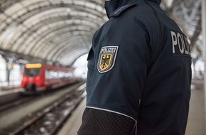 Bundespolizeidirektion München: Bundespolizeidirektion München: Aggressiver Fahrgast belästigt Frauen und verletzt Reisende