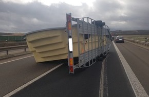 Verkehrsdirektion Mainz: POL-VDMZ: Windbedingter Verkehrsunfall auf der Weinheimer Talbrücke- mit Pool beladener Anhänger kippt um