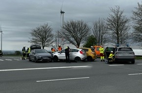 Feuerwehr Ense: FW Ense: Verkehrsunfall auf Bittinger Haarweg / Fahrzeuge kollidieren auf Kreuzung