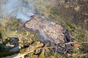 Polizeiinspektion Neubrandenburg: POL-NB: Jäger brennen Teerplatte in der Natur ab