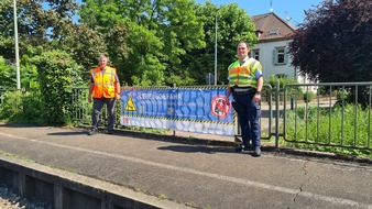 Bundespolizeiinspektion Offenburg: BPOLI-OG: Bahn und Bundespolizei bringen Warnbanner im Bahnhof Gengenbach an