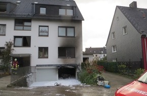 Feuerwehr Essen: FW-E: Oldtimer brennt in Garage eines Mehrfamilienhauses, eine leicht verletzte Person und großer Sachschaden