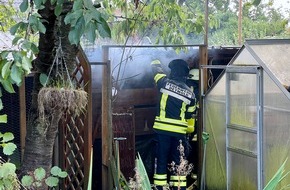 Feuerwehr Detmold: FW-DT: Brennender Gartenschuppen - Vier Hühner gerettet