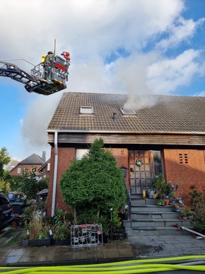 FW-WRN: Abschlussmeldung: Kräftezehrender Einsatz an der Körnerstraße