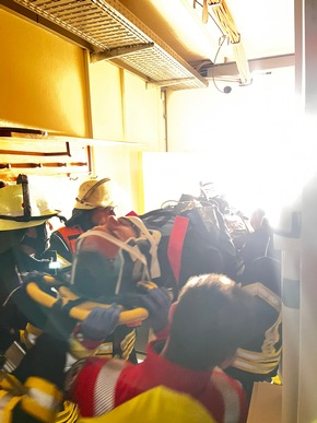 FW Beverungen: Gemeinsames Zirkeltraining stärkt Zusammenarbeit über Grenzen hinweg / Feuerwehren und Rettungsdienste aus dem Dreiländereck üben in Beverungen