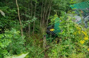 Freiwillige Feuerwehr Menden: FW Menden: Traktor und Güllefass stürzen in Bach - Fahrer bleibt unverletzt