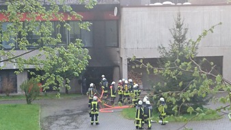 Feuerwehr Bochum: FW-BO: Feuer in einer Garage eines Schwimmbadkomplexes