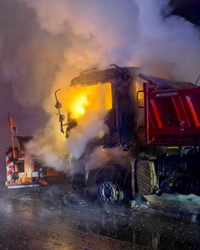 FW-DT: Brennendes Räum- / Streufahrzeug auf der Bielefelder Straße