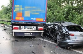 Kreispolizeibehörde Höxter: POL-HX: Tödlicher Verkehrsunfall auf der B252 - Straße über mehrere Stunden gesperrt