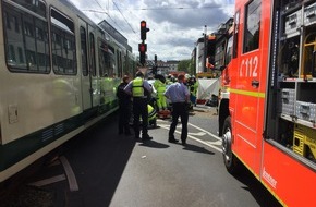 Feuerwehr und Rettungsdienst Bonn: FW-BN: Kollision zwischen PKW und Stadtbahn - eine schwerverletzte Person.