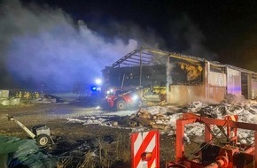 FFW Gemeinde Schwalmtal: FFW Schwalmtal: Reifenlager in Flammen - Feuer greift auf landwirtschaftliche Halle über