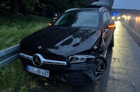 Polizei Bielefeld: POL-BI: Unfall unter Drogeneinfluss auf regennasser Fahrbahn - Audi-Fahrer gesucht