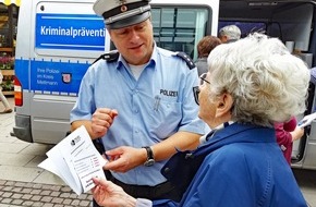 Polizei Mettmann: POL-ME: Aktionswoche gegen "falsche Polizeibeamte" in Erkrath-Hochdahl: Warnung vor Trickbetrügern zeigt Wirkung - Erkrath - 1907064