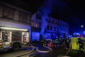 FW LK Neunkirchen: Wohnhausbrand in Wiebelskirchen - Feuerwehr rettet Menschen mit Sprungpolster und Drehleiter