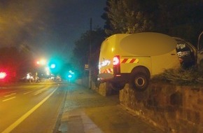 Polizei Bochum: POL-BO: Kurios - Fahrzeug "hängt" halb über Steinmauer