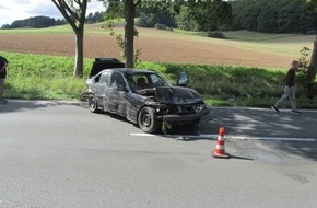 Polizeiinspektion Hameln-Pyrmont/Holzminden: POL-HOL: Bundesstraße 83- Bereich Ortsumgehung Pegestorf: PKW landete in Leitplanke - Totalschaden - Fahrzeuginsasse leicht unverletzt -