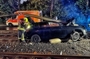 Feuerwehr Neuss: FW-NE: PKW gerät in Gleisbett der Straßenbahn | Eine Person verletzt