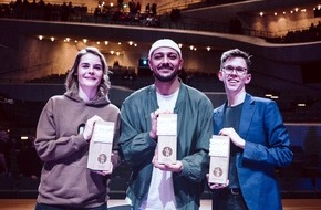 10 Punkte GmbH: Verleihung der Poetry Slam Awards / Starke Gewinner*innen und drei furiose Shows