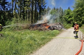 Freiwillige Feuerwehr Reichenau: FW Reichenau: Brennenden Holzpolder im Wald gelöscht, Mehrstündiger Einsatz der Feuerwehren aus Reichenau und Konstanz, Reichenau-Waldsiedlung, 01.05.2025