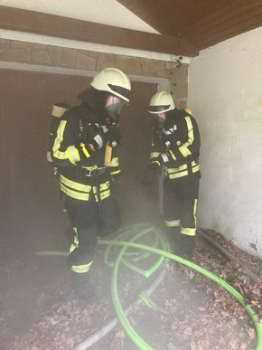 FW-EN: Brand im Wohnhaus - Feuerwehr Hattingen rettet vier Personen im Rahmen einer Einsatzübung