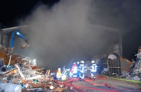 Polizeiinspektion Nienburg / Schaumburg: POL-NI: Selbstentzündung ist Ursache beim Brand einer Lagerhalle eines Entsorgungsbetriebes -Bild im Download-