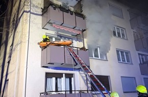Feuerwehr Frankfurt am Main: FW-F: Kellerbrand in Sindlingen: Drei Personen gerettet - zwei Frauen mit Rauchvergiftung im Krankenhaus