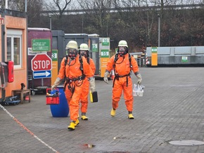 FW-RD: Düngemittel verursacht ein Gefahrgut Einsatz auf einen Wertstoffhof in Osterrönfeld