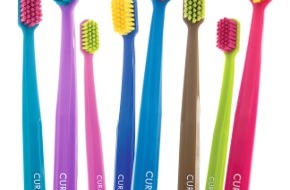 CURAPROX: Inchangée depuis 1978, la brosse à dents Curaprox est maintenant disponible en 36 couleurs